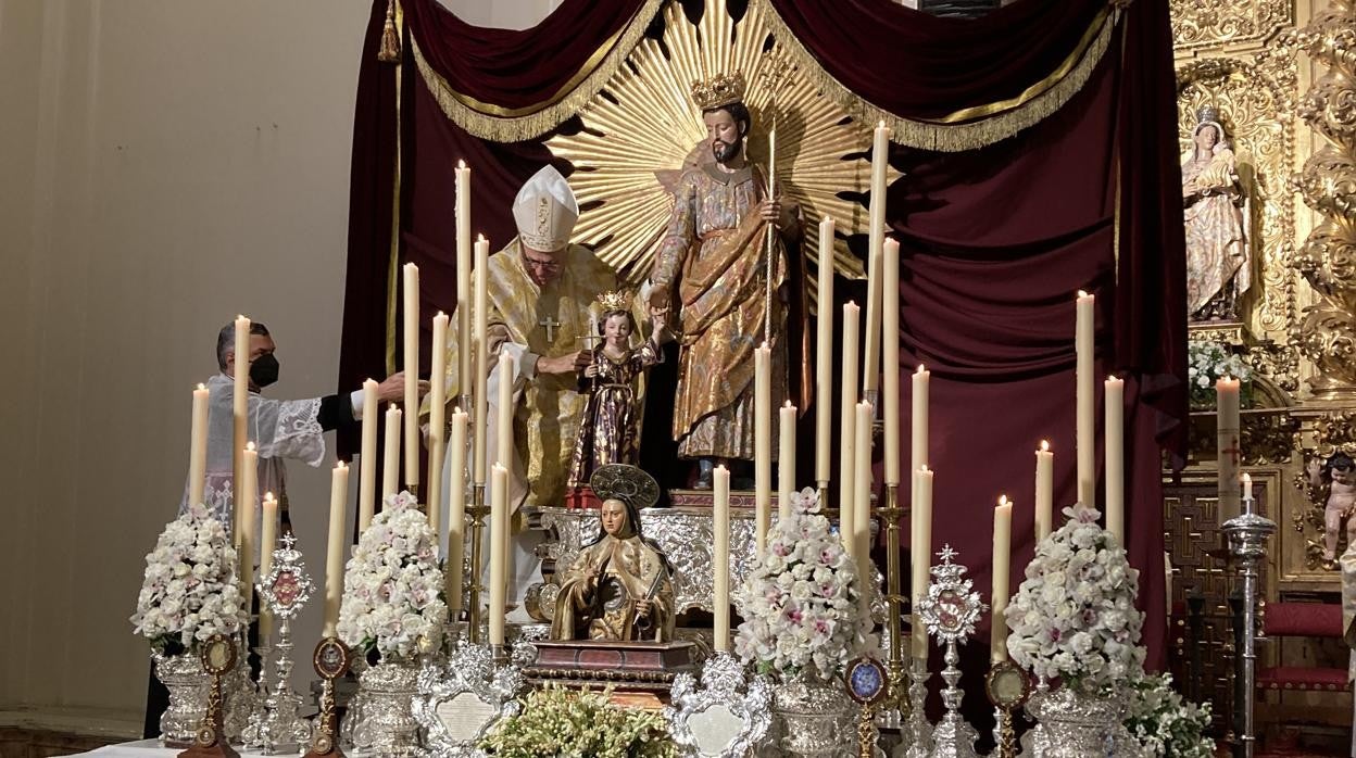 El obispo, Demetrio Fernández, tras coronar a San José y al Niño Jesús