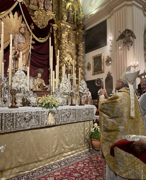 Demetrio Fernández, ante el altar de San José