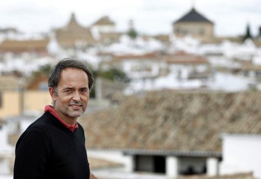 Miguel Delibes, con Córdoba de fondo