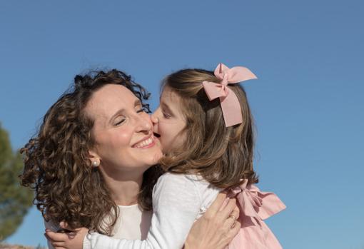 Ingrid juega con su hija Lola en un parque