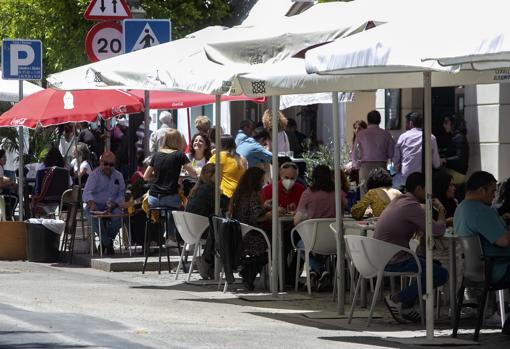 Ambiente de veladores en la Ribera este 1 de mayo