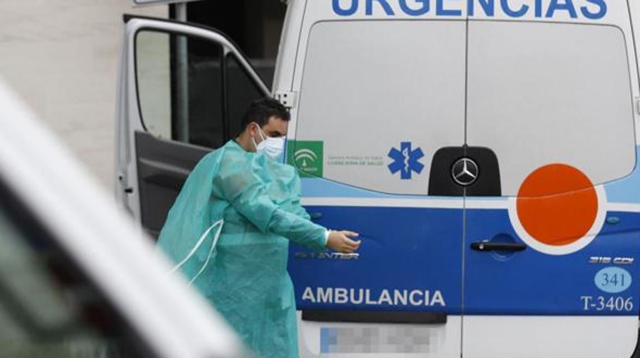 Un sanitario bajando de una ambulancia de urgencias