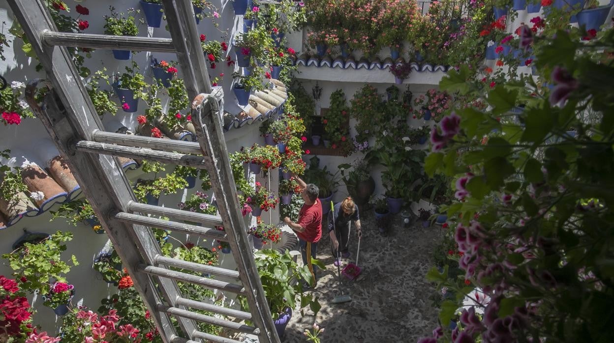 Preparativos en un patio del Alcázar Viejo de Córdoba