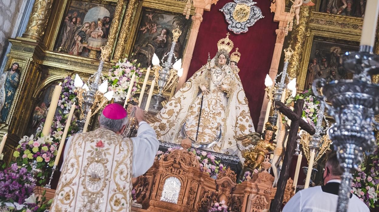 El obispo de Córdoba, Demetrio Fernández, en la misa celebrada este domingo en Lucena ante la Virgen de Araceli