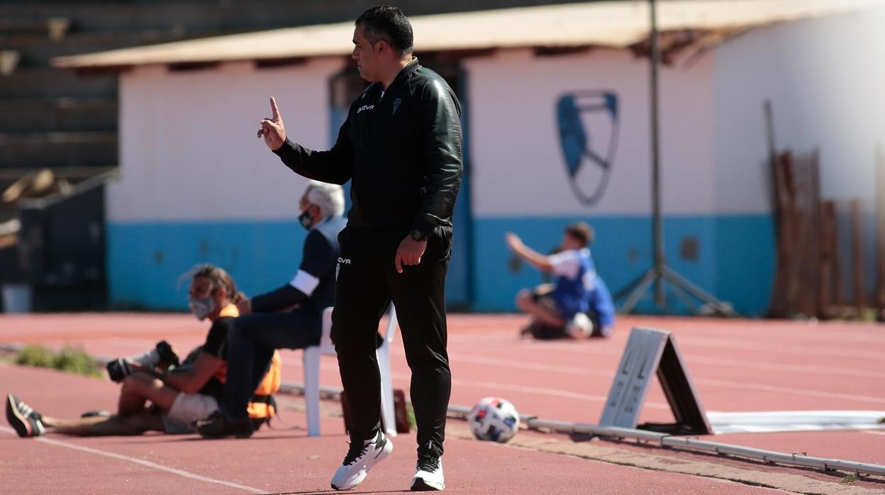 El entrenador del Córdoba, Germán Crespo, en el partido del domingo en La Línea