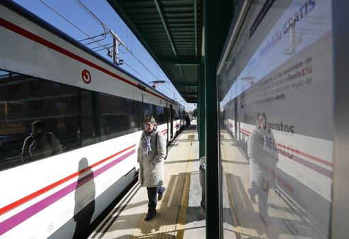 Una viajera espera el tren