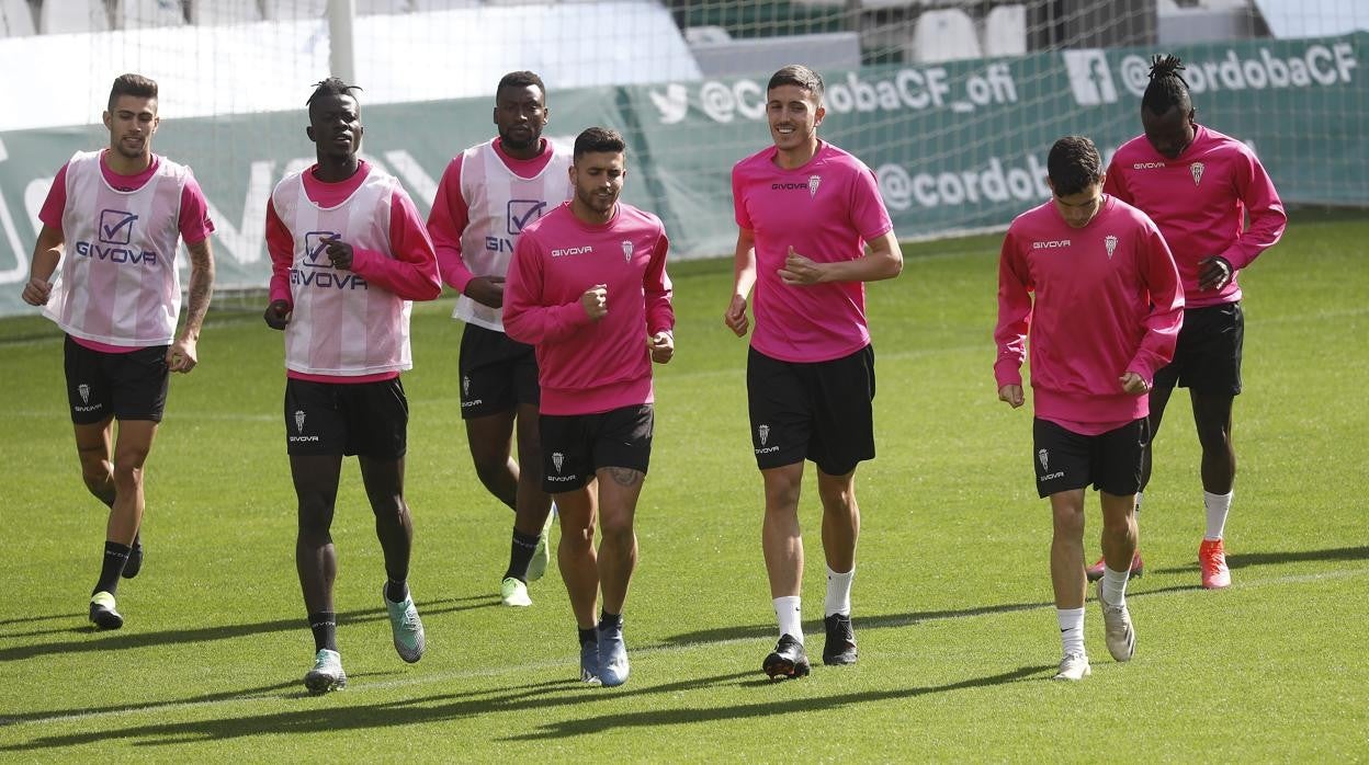 La plantilla del Córdoba CF, durante un entrenamiento en El Arcángel