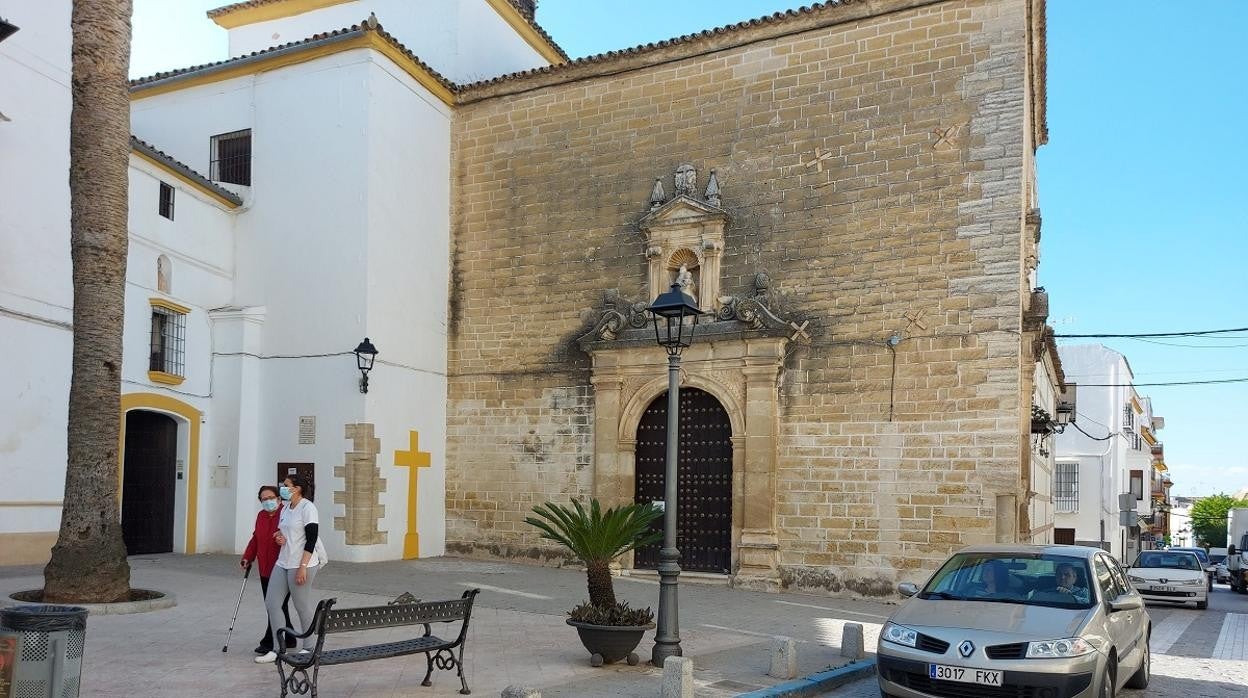 Fachada del convento, en la que se quiere colocar la nueva cruz