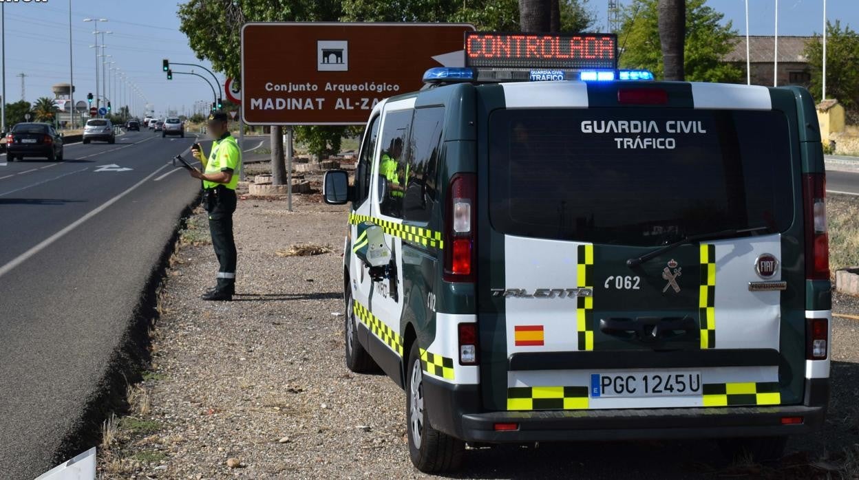 Un agente de la Guardia Civil de Córdoba realizando labores de control del tráfico