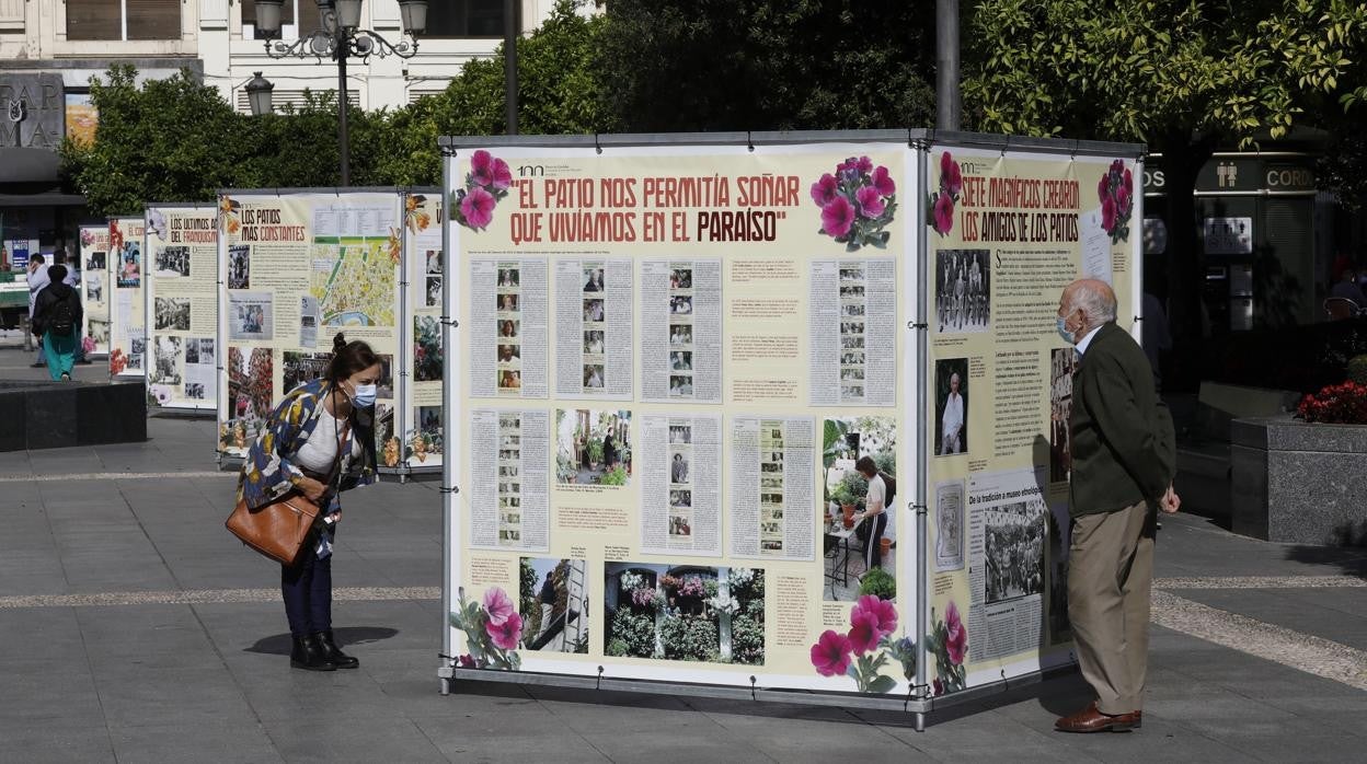 Paneles de la exposición sobre el centenario de los Patios de Córdoba