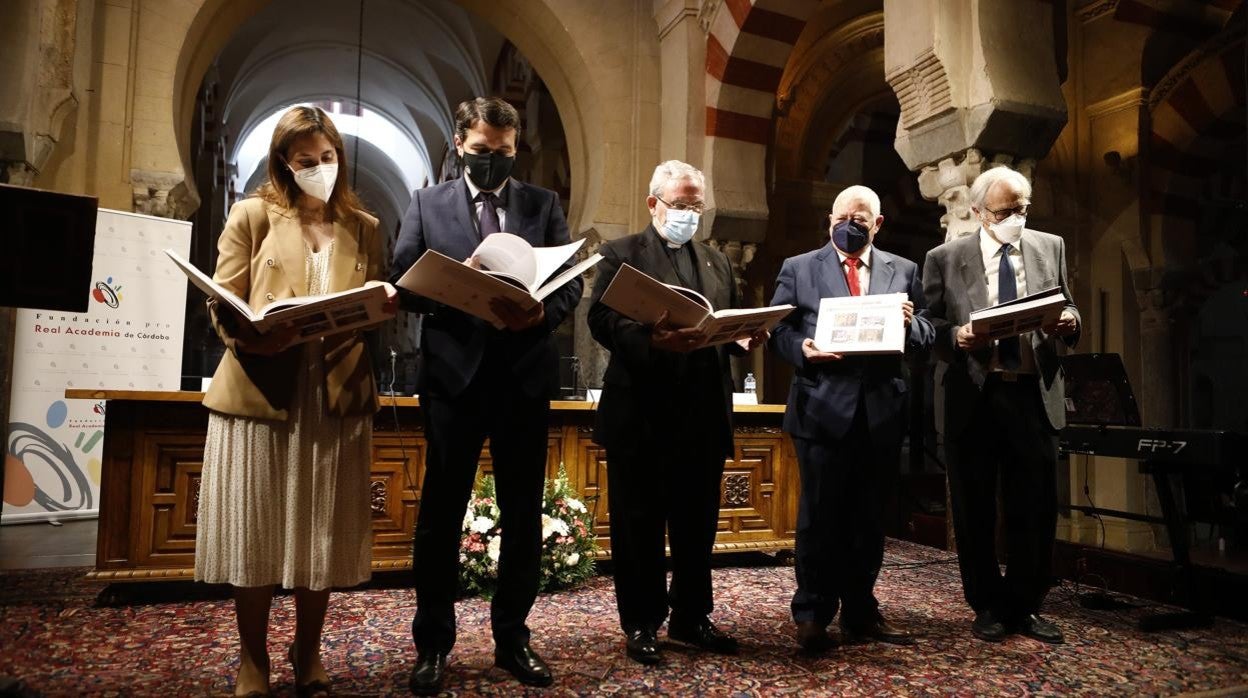 Asistentes a la presentación en la Mezquita-Catedral