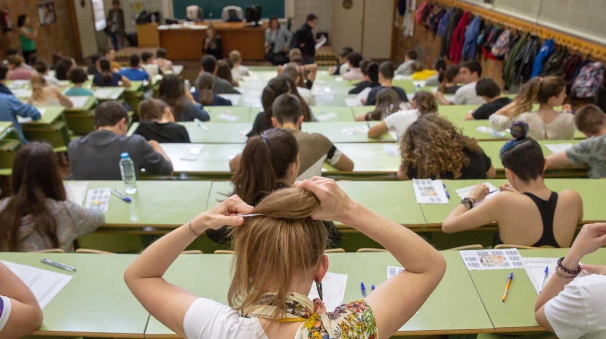 Alumnos en el aula de una facultad