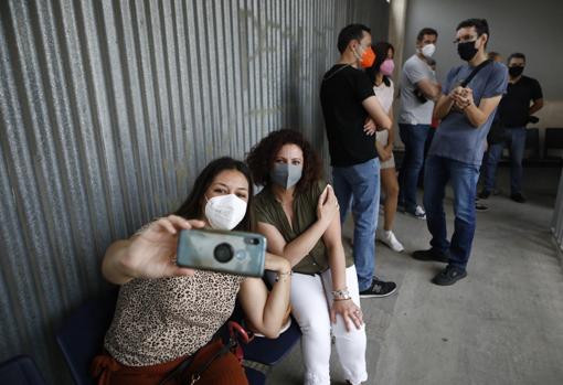 Dos profesoras se fotografían hoy, tras recibir su segunda dosis