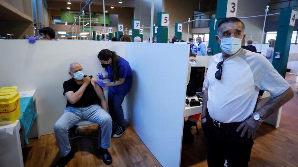 Enfermeros vacunando contra el Covid en Sevilla
