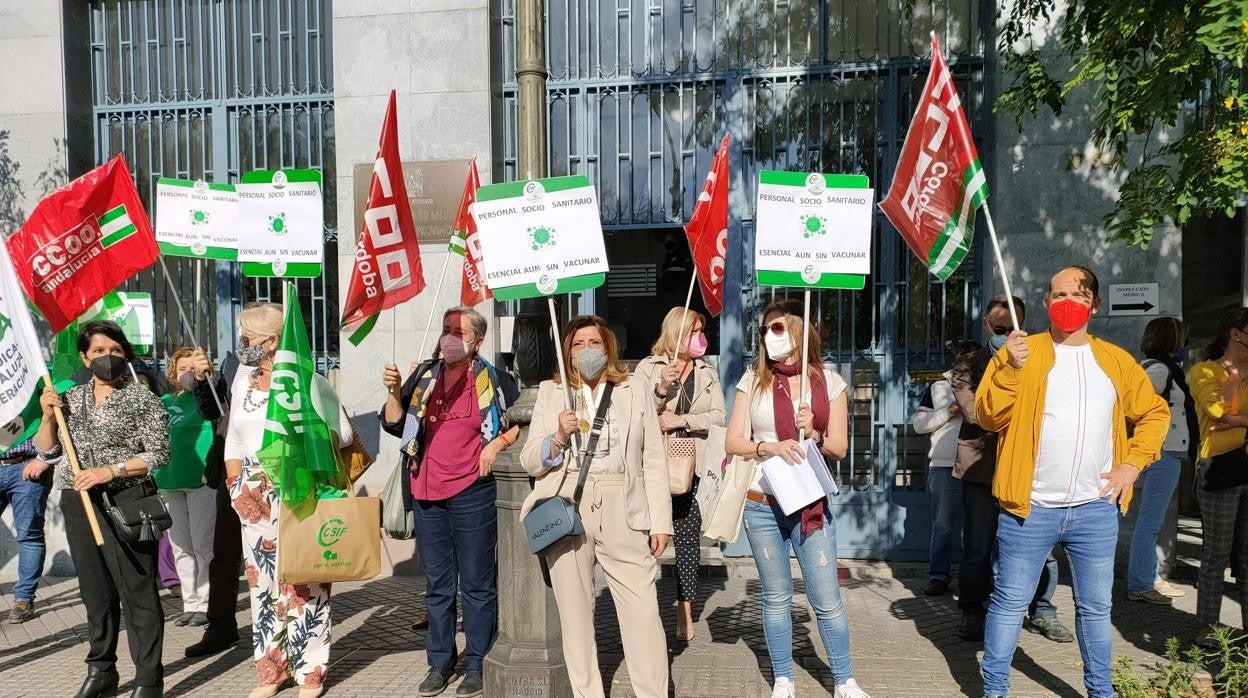 Trabajadores de los centros de menores a las puertas de la Delegación de Salud este jueves pidiendo su vacunación