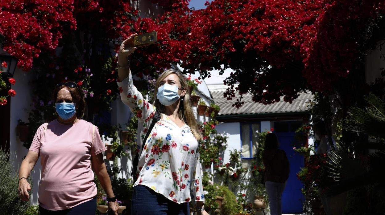 Una mujer se fotografía en el patio de Marroquíes, 6