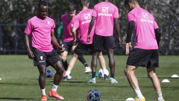 Córdoba CF | Sidibé ya está listo y Puga toca balón para tratar de llegar ante el Cádiz B