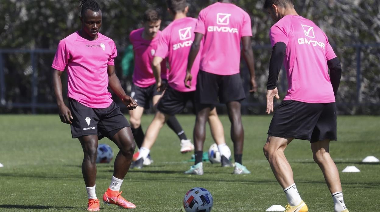 El maliense Moussa Sidibé, durante el entrenamiento en el Córdoba CF