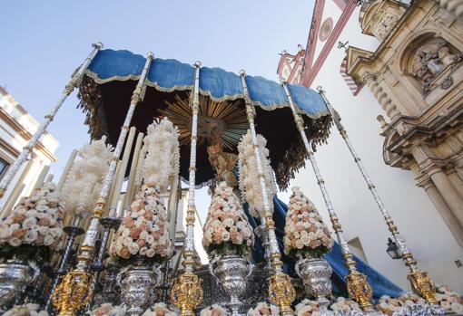 Lateral del palio de la Virgen de la trinidad, que combina varios colores