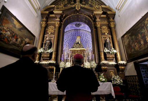 Flores blancas en el altar de la Virgen de los Dolores