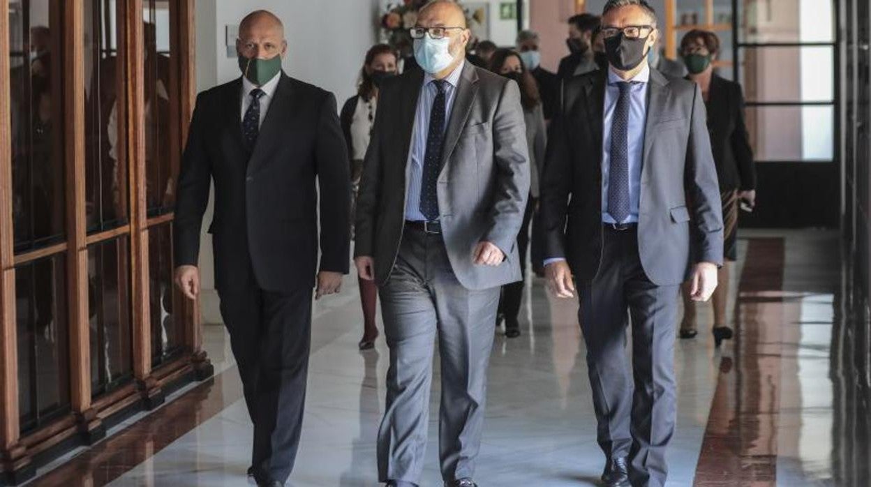 Alejandro Hernández, en el centro, junto a Rodrigo Alonso (i) y Manuel Gavira, en el Parlamento