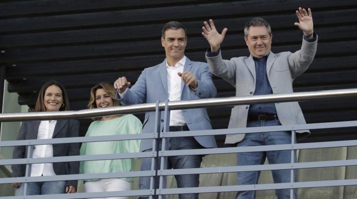 Juan Espadas, junto a Sánchez y Susana Díaz en un acto electoral en 2019