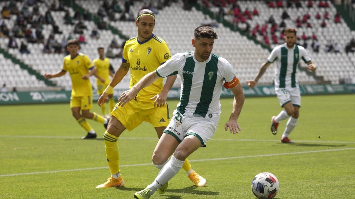 Javi Flores, capitán del Córdoba CF, ante el Cádiz B