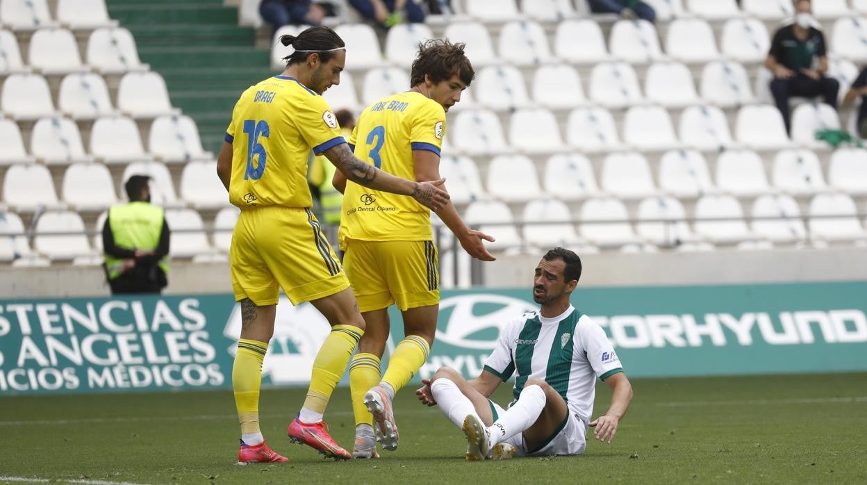 De las Cuevas, ante dos jugadores del Cádiz B