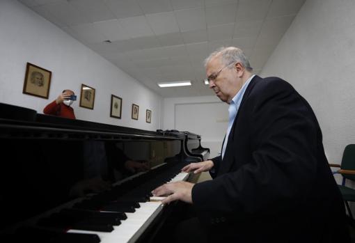 Juan Miguel Moreno Calderón, catedrático de Piano: «A la política le falta ternura»