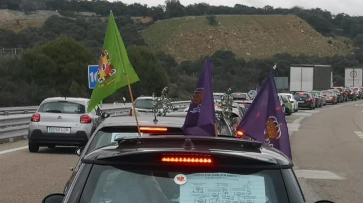 Centenares de vehículos participaron en la caravana de protesta por la concesión a Córdoba de la base del Ejército