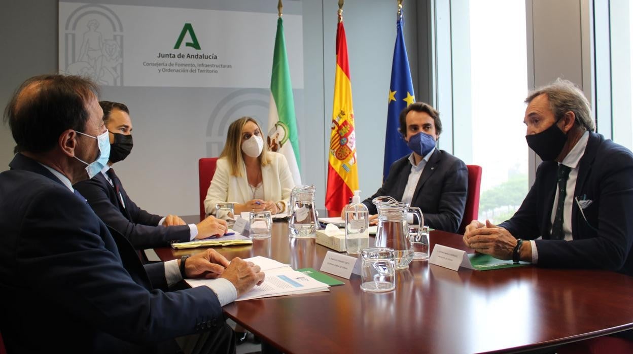 La consejera de Fomento, reunida con los transportistas este lunes en Sevilla