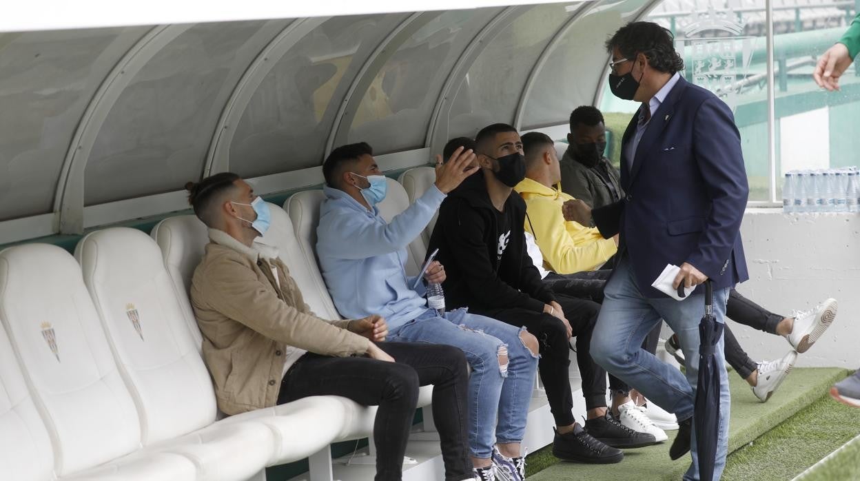 El consejero delegado del Córdoba, González Calvo, habla los jugadores en el banquillo