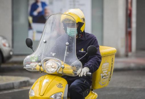 Repartidor de Correos en moto