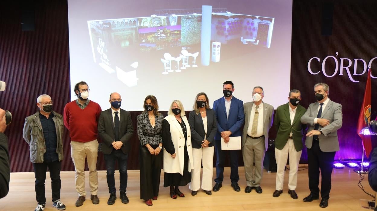 La gerente del Imtur, tercera por la izquierda, en la presentación del stand de Fitur