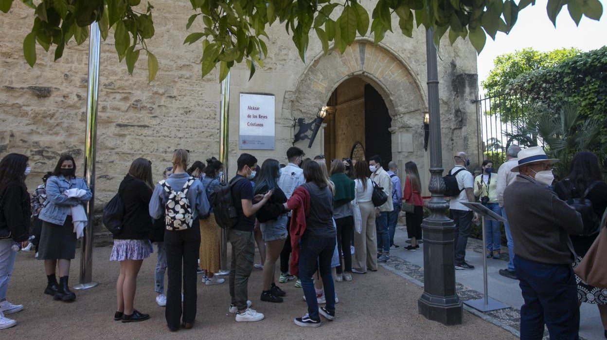 Cola para acceder al Alcázar de los Reyes Cristianos durante la festividad del 1 de mayo