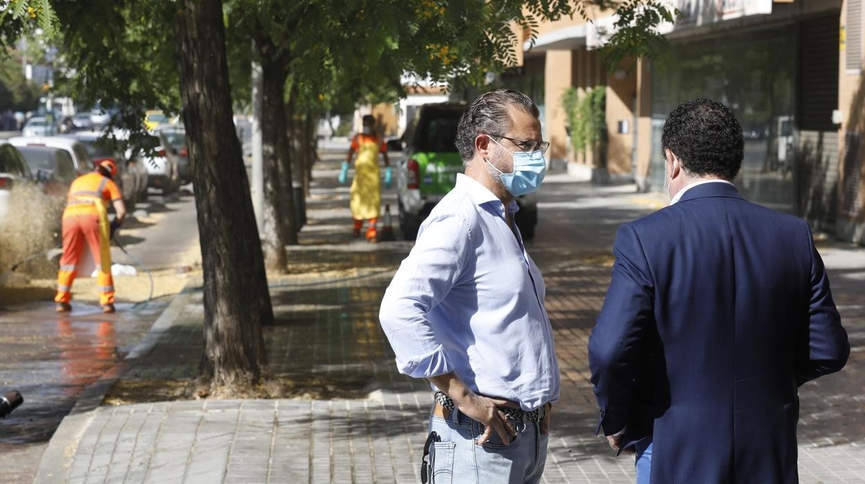 David Dorado, de perfil, durante una intervención municipal en una calle de la ciudad