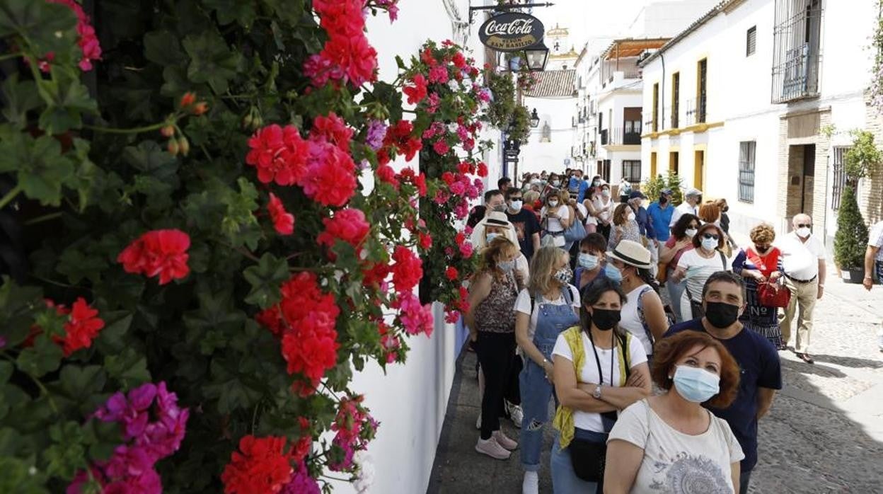 Visitantes esperando entrar a uno de los patios que participa en el concurso