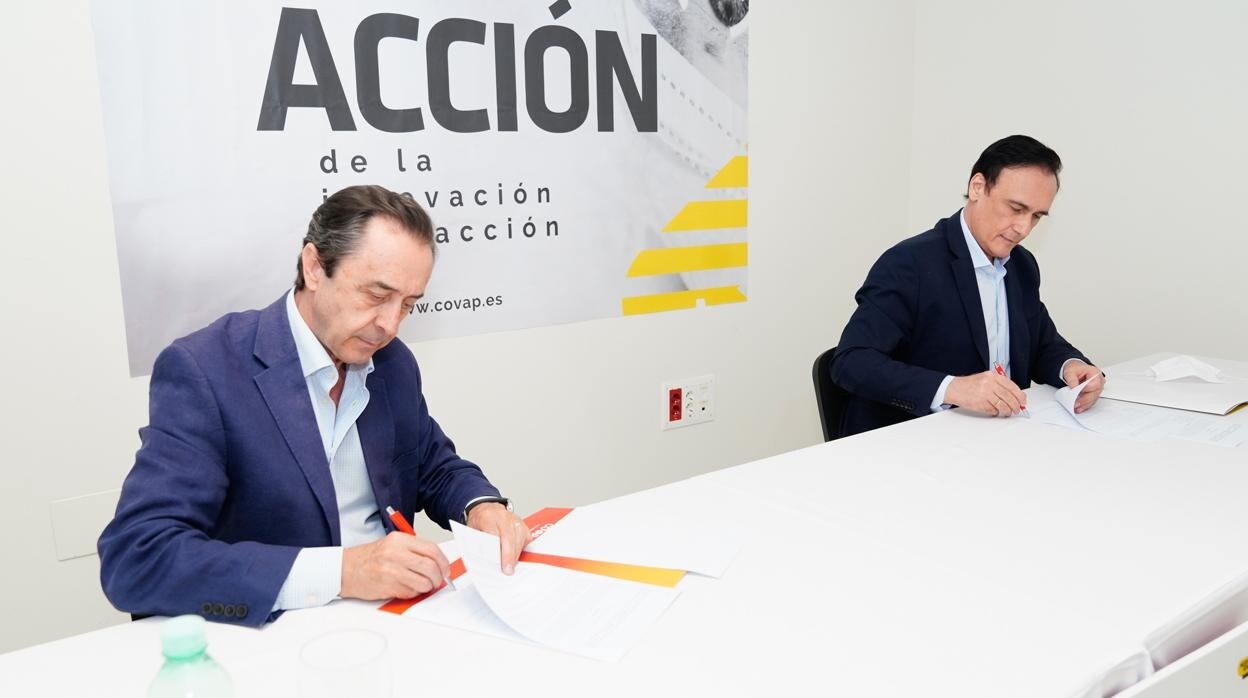 El presidente de Cova, Ricardo Delgado, firma con el rector de la UCO, José Carlos Gómez, el acuerdo sobre el nuevo campus