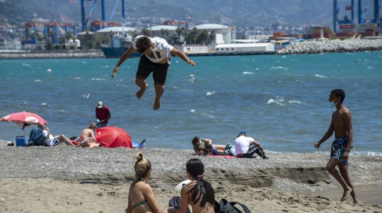 Jóvenes en la playa de la Misericordia