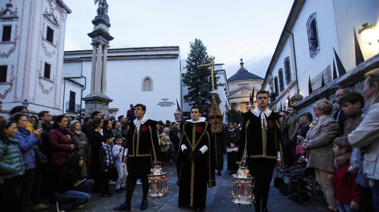 Cruz de guía y comienzo del cortejo de la hermandad del Santo Sepulcro de Córdoba