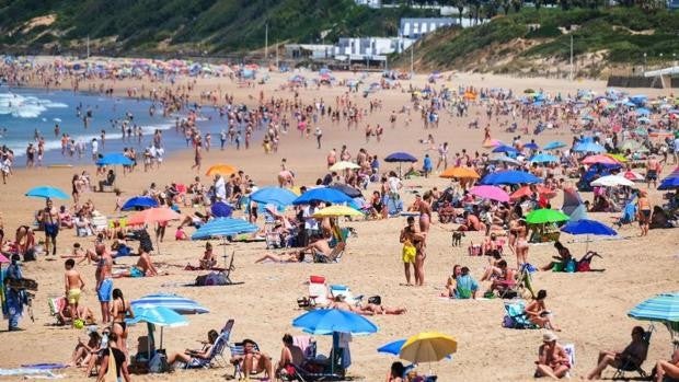 Las playas andaluzas estrenan el verano más deseado