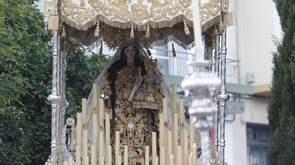 La Virgen del Carmen de San Cayetano, en su palio, durante la procesión del 16 de julio de 2019