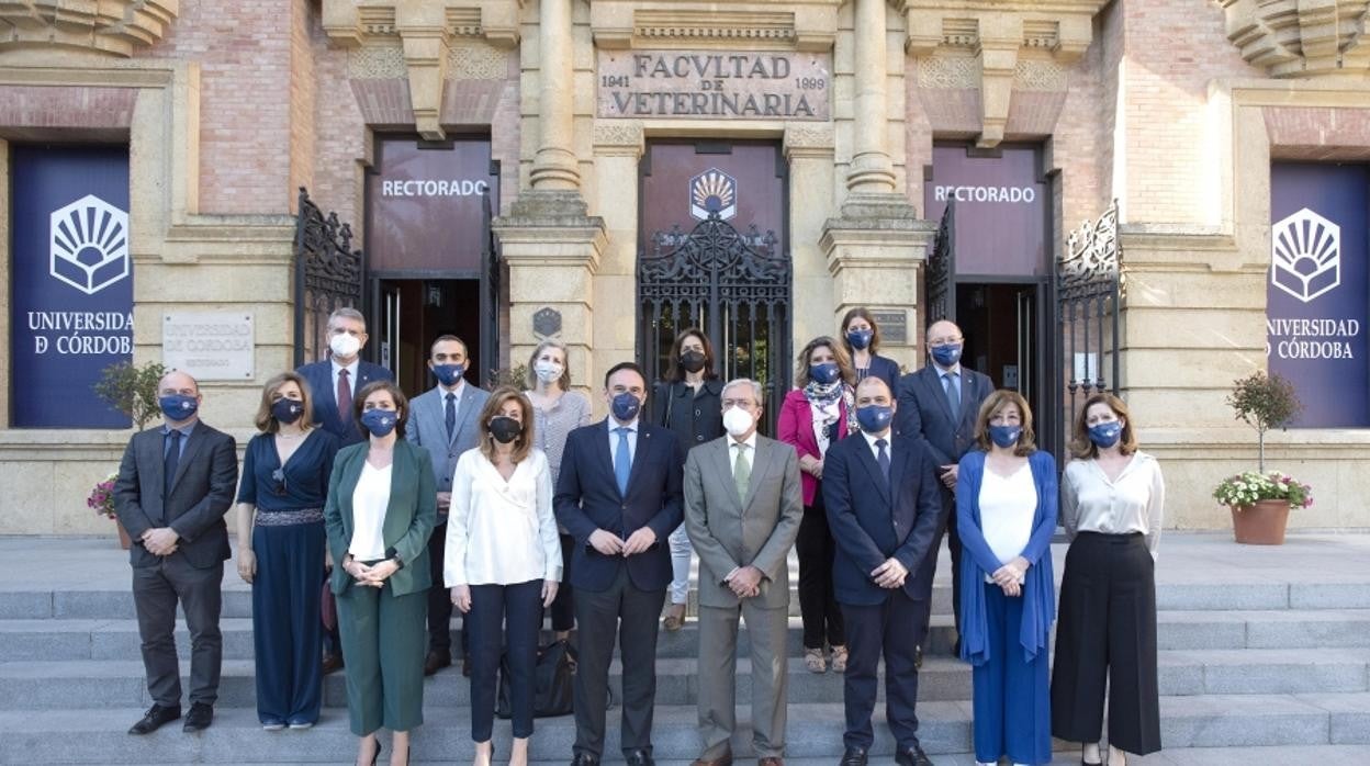 El consejero y el rector, en el centro de la imagen