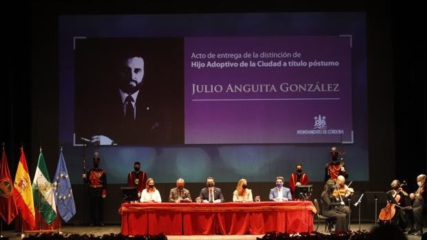 Córdoba se despide de Anguita con el título de Hijo Adoptivo y un eterno aplauso en el Gran Teatro