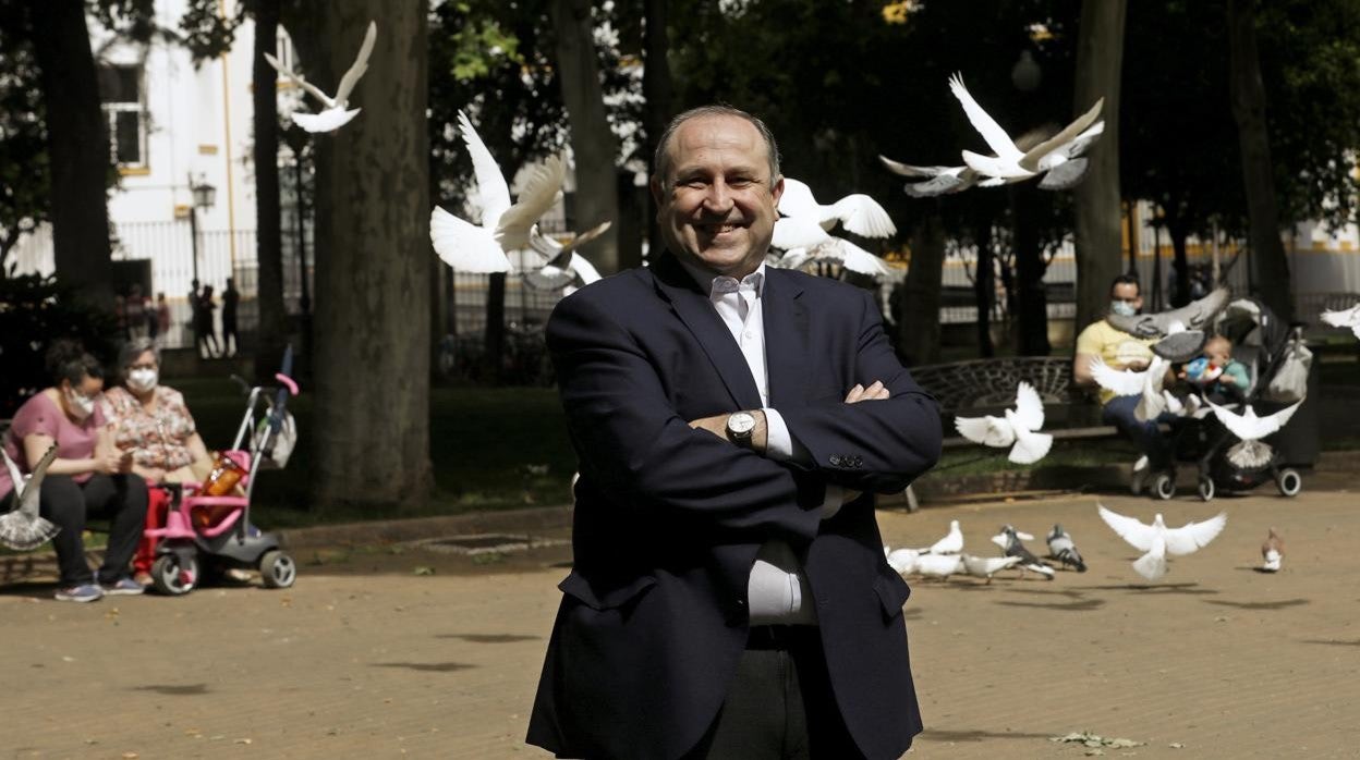 Fernando Alberca, en la plaza de Colón, antes de atender a ABC Córdoba para esta entrevista