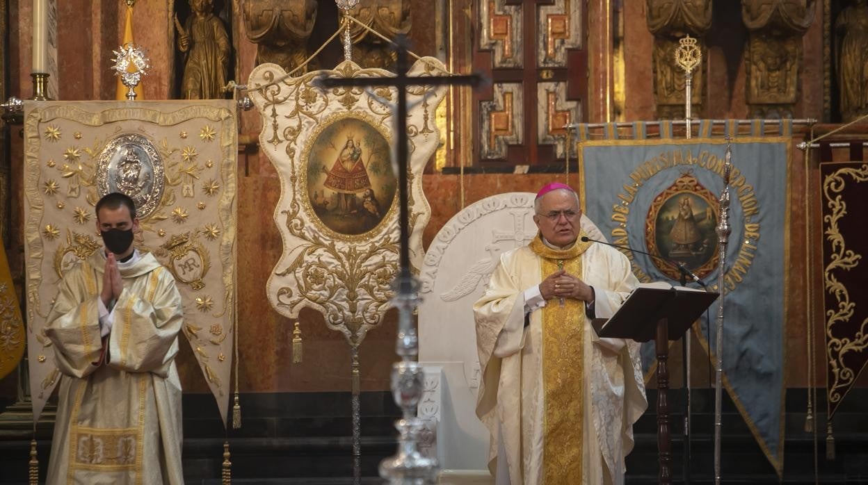 El obispo de Córdoba, Demetrio Fernández, entre los estandartes de las hermandades de gloria