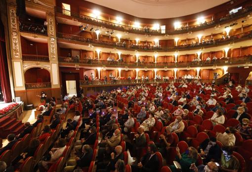 Imagen del público asistente hoy al acto de homenaje a Julio Anguita