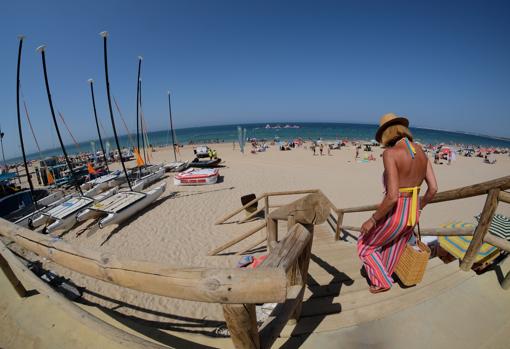 La playa de Santa Catalina es una de las más concurridas de El Puerto