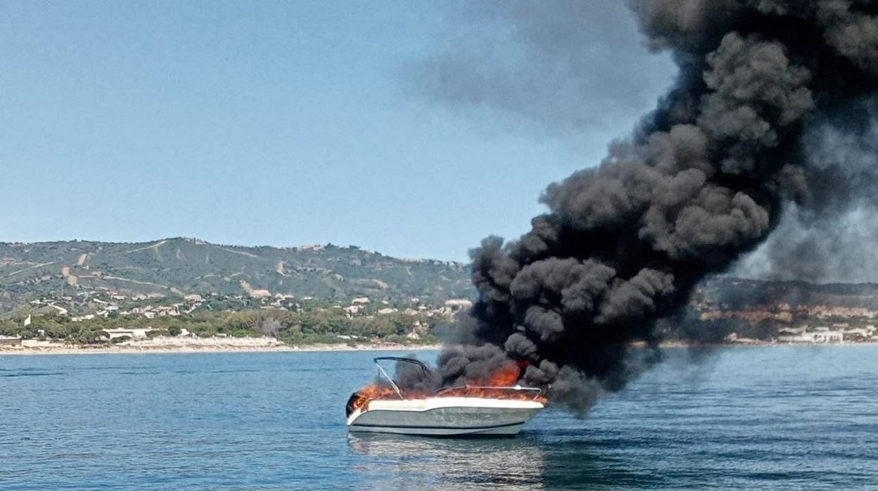 La embarcación ardiendo frente a la costa de Marbella