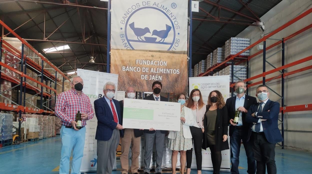 Donación de Cooperativas Agro-alimentarias y AgroBank al banco de alimentos de Jaén